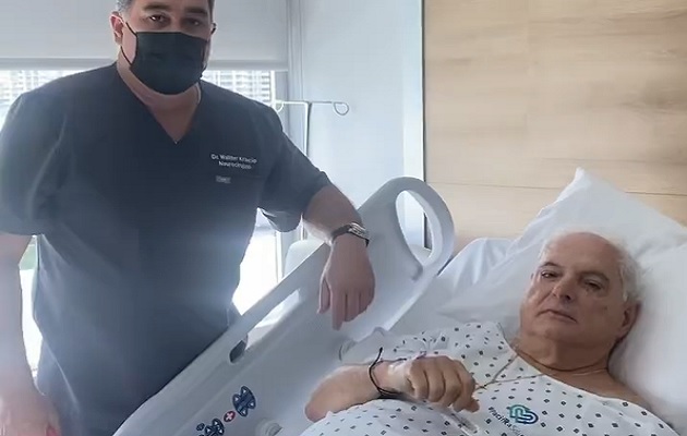 El expresidente Ricardo Martinelli junto al doctor Walter Krakcio tras la operación. Foto: Cortesía Ricardo Martinelli