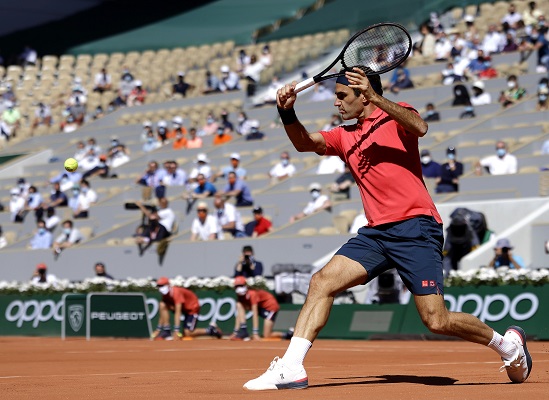 Federer marcó su retorno con su primera victoria en cinco intentos ante el ruso Daniil Medvedev. Foto: EFE