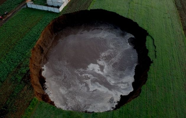 Una falla geológica ha causado un enorme socavón cuyo diámetro ha ido creciendo en el estado de Puebla, en el centro de México. Foto: Cortesía @PC_Estatal 