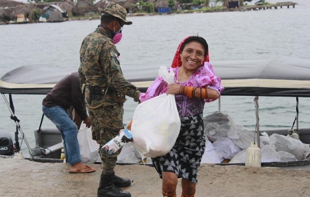 Las bolsas con comida se entregan en las zonas rurales. Foto: Cortesía Ministerio de Gobierno