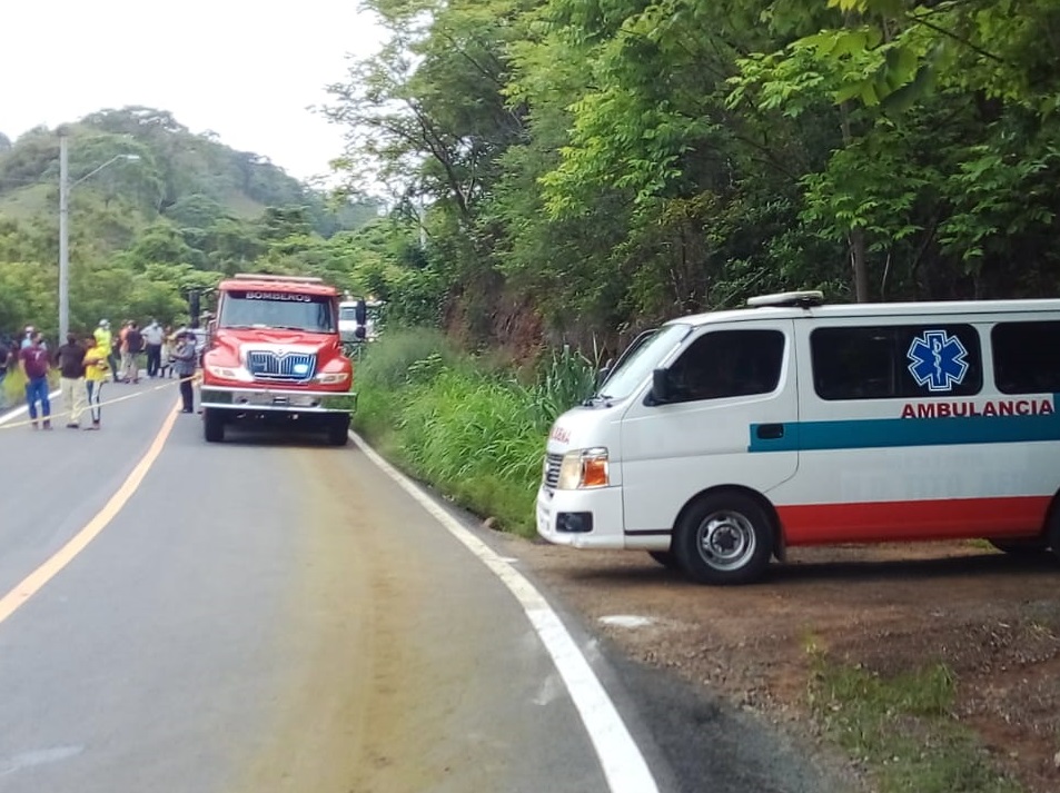 Un camión y una ambulancia del Cuerpo de Bomberos en el sitio de la tragedia. Foto: Thays Domínguez. 