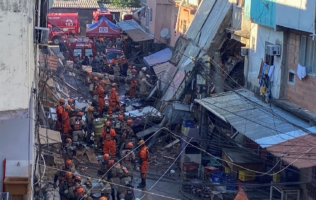 Vista de los escombros de un edificio residencial de cuatro pisos que se derrumbó este jueves en la ciudad brasileña de Río de Janeiro, accidente que dejó dos muertos. Foto: EFE