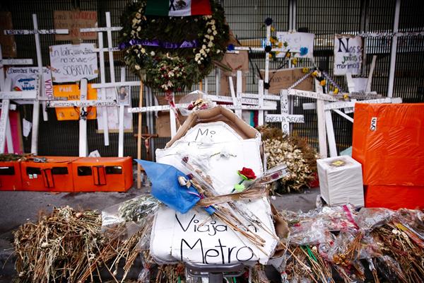 Vista de flores y mensajes en la entrada de la estación Olivos de la línea 12 del metro, en Ciudad de México (México). EFE