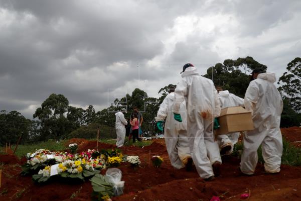 Brasil acumula un total de 470,842 fallecidos por covid-19 y 16,841,408 infectados. Foto: EFE