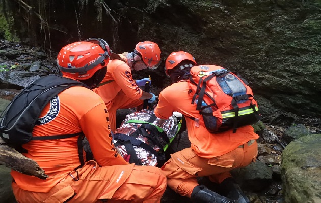 Héctor Martínez fue ubicado en un terreno quebradizo por algunas personas que apoyaban en las labores de búsqueda y rescate. Foto: Cortesía Sinaproc