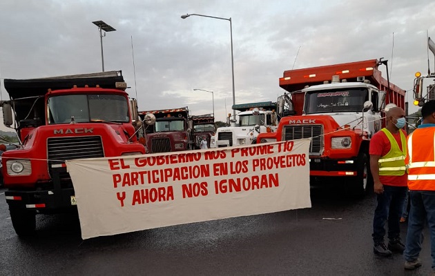 Los camiones volquetes portan en su parte delantera, pancartas exigiendo al gobierno, oportunidades de trabajo. Foto: Diomedes Sánchez