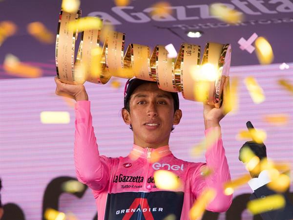 El ciclista colombiano Egan Bernal celebra tras ganar el Giro de Italia, el 30 de mayo de 2021.  Foto: EFE