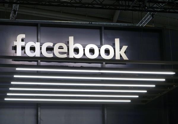 Imagen del rótulo iluminado de la compañía Facebook. Foto: EFE