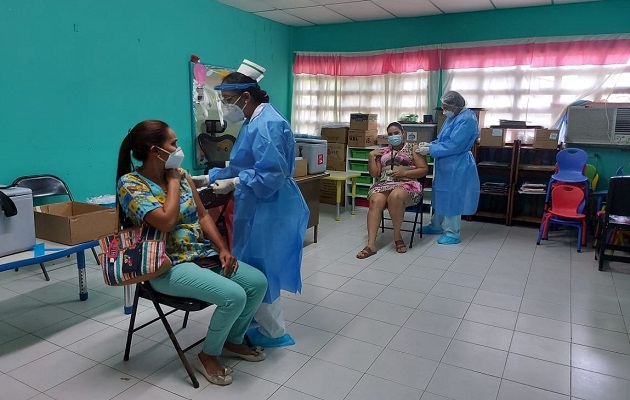 Las mujeres de 30 a 50 años por ahora no tienen disponibilidad para vacunarse contra la covid-19. Foto: Cortesía Minsa