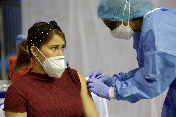 La atleta panameña de Judo Estefani Aguilera es vacunada contra la covid-19 este viernes, en la Arena Roberto Durán en Ciudad de Panamá. Foto: EFE