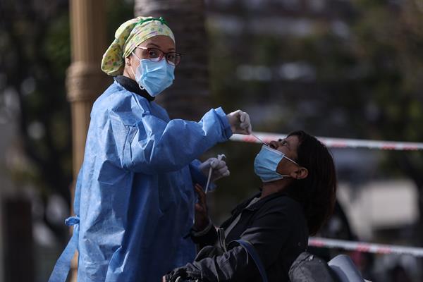 Personas se realizan un testeo de la covid-19 en una plaza de Buenos Aires (Argentina). Foto:EFE