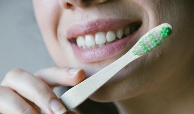 Los hábitos de higiene son imprescindibles para una buena salud bucodental. Foto: Ilustrativa / Pexels