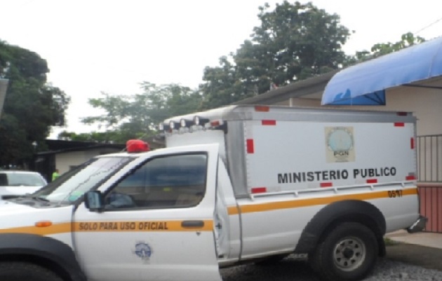 El Ministerio Público y funcionarios del Instituto de Medicina Legal quienes realizaron el levantamiento del cadáver y ordenaron su traslado a la morgue judicial en el distrito de David. Foto: José Vásquez