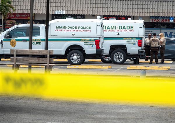 Vista de la escena de un tiroteo en Miami Dade, el pasado 30 de mayo de 2021. EFE