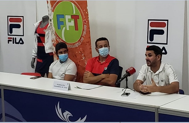 Chad Valdés (centro) es el capitán de Panamá. Foto:EFE