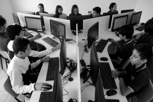 Se perdió el esfuerzo de la AIG con Microsoft e Intel de llevar una PC a cada estudiante y que en culpa es parte de los educadores que no abrazaron el proyecto porque esto los obligaba a modernizarse. Foto: EFE.