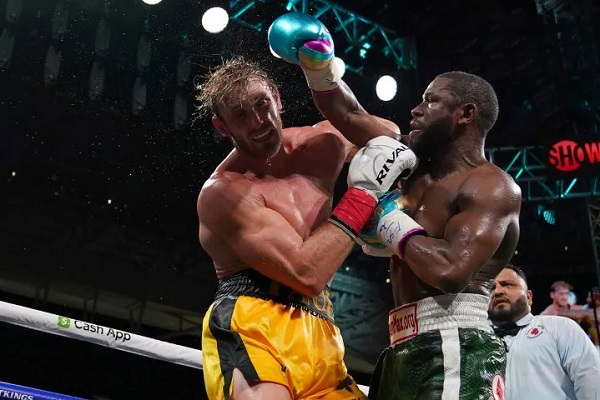 Floyd Mayweather conecta un golpe a Logan Paul. Foto:EFE