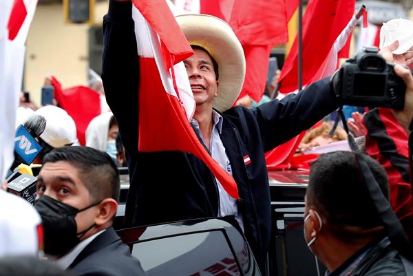 El candidato presidencial Pedro Castillo celebra junto a sus simpatizantes tras el reciente recuento de votos de las elecciones presidenciales. EFE