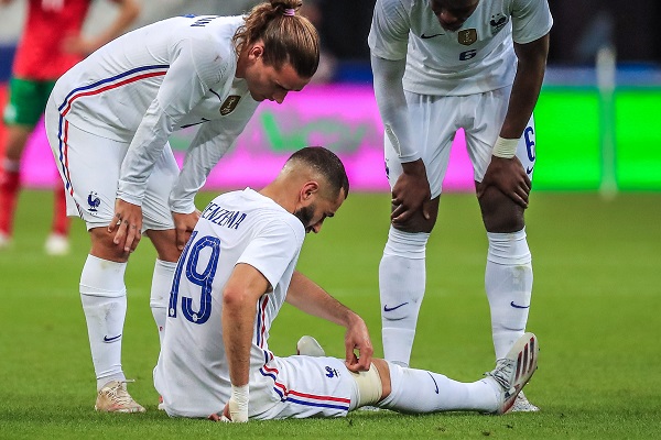 Karim Benzema abandonó el campo de juego en el minuto 35. Foto: EFE