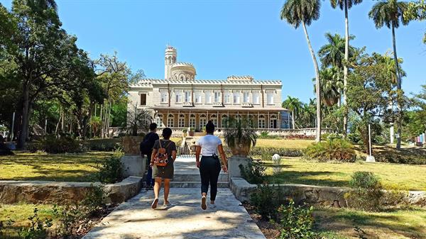 Fotos tomadas el 4 de junio de 2021 que muestra a varias personas que caminan por el jardín de la Finca de los Monos, en La Habana. Foto:EFE