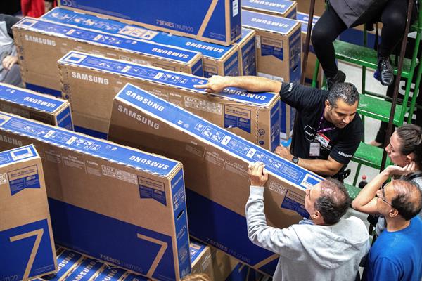 Decenas de personas compran televisores en un supermercado de Sao Paulo (Brasil). Foto:EFE