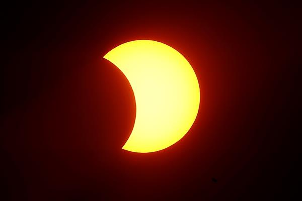 Un eclipse solar se produce cuando la Luna se sitúa entre el Sol y la Tierra, lo que bloquea la luz solar y proyecta la sombra lunar sobre la superficie terrestre. Foto: EFE