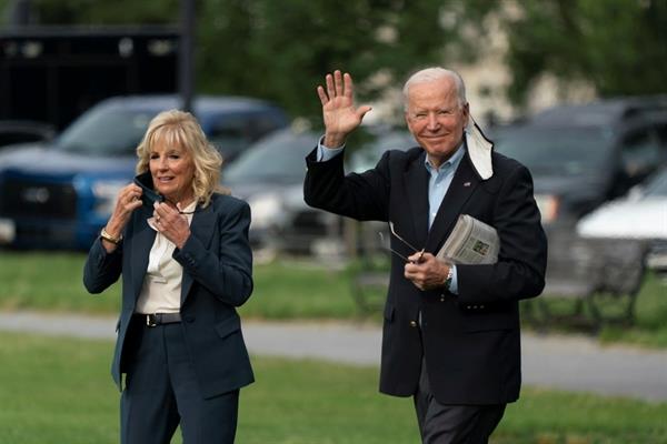 El presidente de EE.UU., Joe Biden (d), y la primera dama estadounidense, Jill Biden, salen de la Casa Blanca, en Washington, este 9 de junio de 2021. Foto: EFE