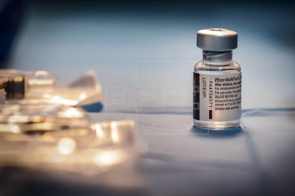 El suero de Pfizer/BioNTech requiere dos dosis para la vacunación completa. Foto: EFE