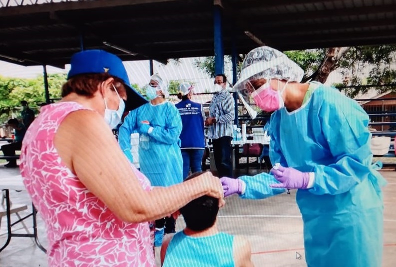 Se procedió a realizar pruebas de hisopado al personal del Municipio de Los Santos. Foto:Thays Domínguez