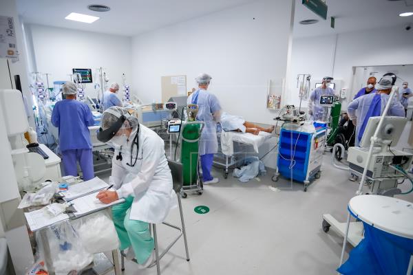 Personal médico trabaja en la Unidad de Cuidados Intensivos (UCI) del hospital de Clínicas, en Porto Alegre, Brasil. Foto: EFE