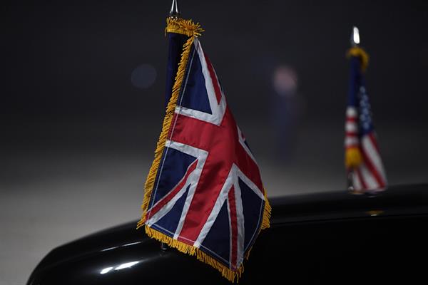 Detalle de las banderas británica y estadounidense en el coche que recogio al presidente de EEUU, Joe Biden, en aeropuerto de Cornualles, a su llegada al Reino Unido. Foto: EFE