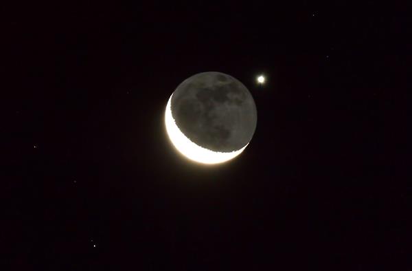 El planeta Venus ocultándose tras una delgada luna creciente. Foto: EFE