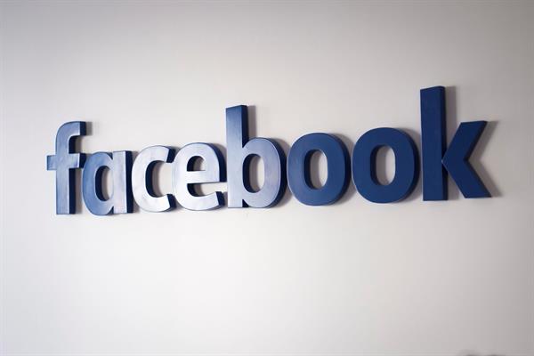 En la imagen, el logo de Facebook.  Foto: EFE