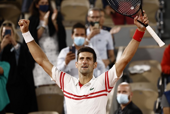 Novak Djokovic celebra su épica victoria sobre Rafael Nadal en el Roland Garros. Foto: EFE