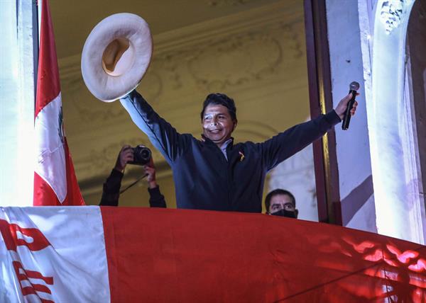 El candidato izquierdista a la presidencia de Perú Pedro Castillo saluda a seguidores desde un balcón de la sede de su partido Perú Libre. EFE