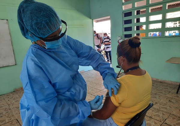 La Región de Salud de San Miguelito continúa con la vacunación voluntaria con previa cita a mujeres y hombres de 30 años en adelante con la vacuna AstraZeneca. Foto: Cortesía Minsa