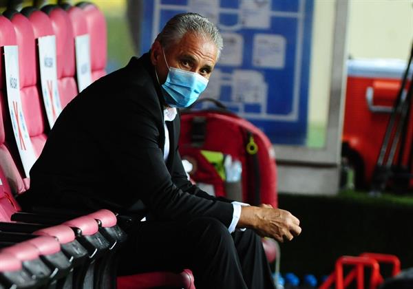 Tite, director técnico de Brasil, se sienta el 4 de junio en el banquillo previo al partido contra Ecuador por las eliminatorias sudamericanas al Mundial de Catar 2022. Foto: EFE