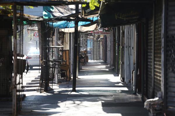 Fotografía de locales comerciales cerrados hoy, en Santiago (Chile). Foto:EFE