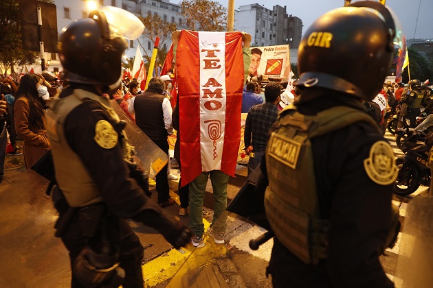 Seguidores del candidato presidencial Pedro Castillo protestan frente al Jurado Nacional de Elecciones (JNE), en Lima, Perú. Foto: EFE