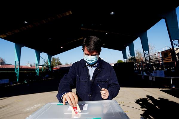 Claudio Orrego, candidato a Gobernador por la región Metropolitana, vota durante la segunda vuelta de las elecciones a gobernadores regionales hoy, en la Escuela Santa María, en Santiago (Chile). Foto:EFE