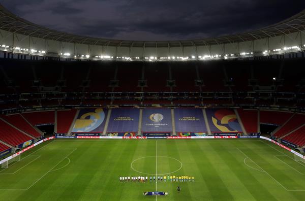 Jugadores de Brasil y de Venezuela hoy, en un partido del grupo A de la Copa América entre las selecciones de Brasil y Venezuela en el estadio Mané Garrincha en Brasilia (Brasil). EFE