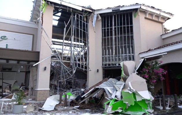 La explosión causó daños severos a la fachada del local y también en el interior. Foto: Eric Montenegro