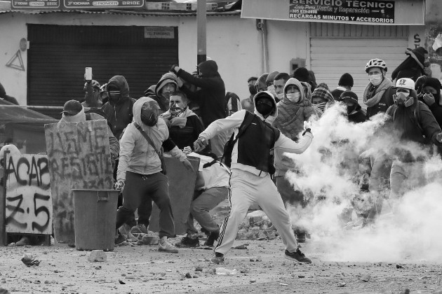 La lucha es en contra de las abismales desigualdades sociales realmente existentes, a pesar de naturalizarlas en muchos casos, llega el momento de la explosión. Foto: EFE.