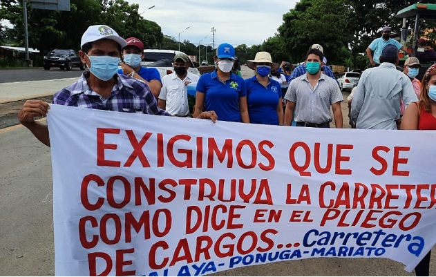 Los manifestantes cerraron por varias horas exigiendo que se cumpla con el proyecto de la carretera. Foto: Melquiades Vásquez