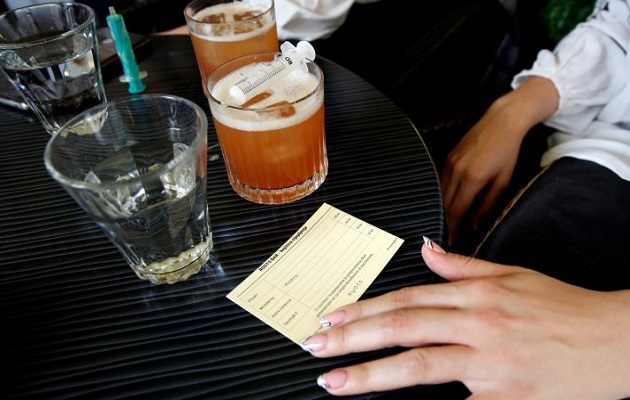 La vacunación se realizaría en los bares y restaurantes. Foto: EFE