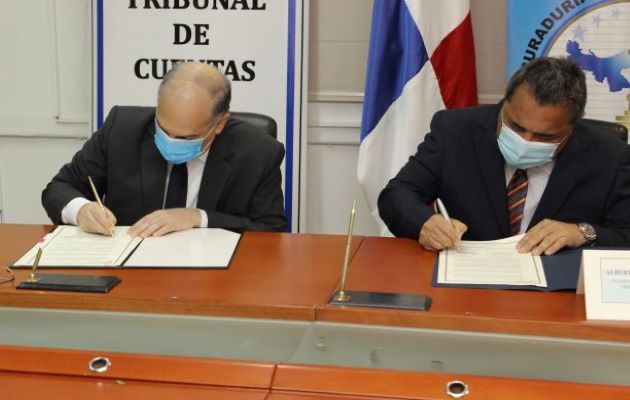 El acuerdo lo firmaron Rigoberto González y Alberto Cigarruista. Foto: Cortesía