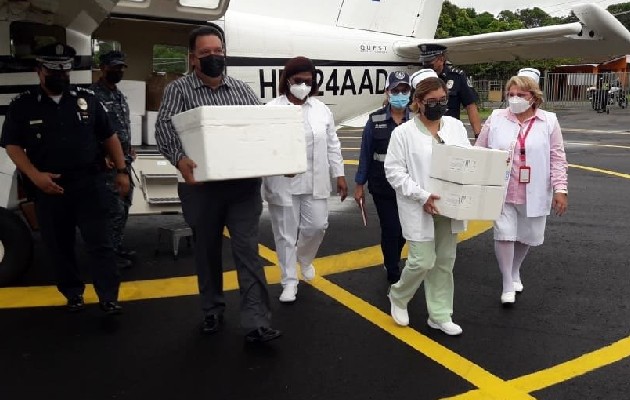 Unas 5,000 dosis de AstraZeneca llegaron a Coclé para continuar con la vacunación en el Auto Express del Boulevard Penonomé. Foto: Cortesía Minsa