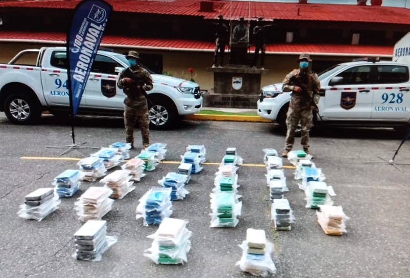 La droga incautada fue trasladada a la base naval Almirante Cristóbal Colón. Foto: Diómedes Sánchez S. 