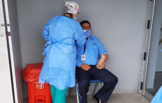 Las autoridades de Salud se mantienen realizando pruebas de hisopados en la búsqueda de casos de la covid-19. 