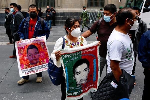 Padres de los 43 jóvenes desaparecidos de Ayotzinapa salen del Palacio Nacional, luego de una reunión con el presidente de México, Andrés Manuel López Obrador, en la Ciudad de México. EFE